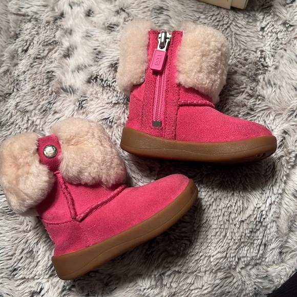 Ugh Romona : lightly used. Size 2/3 : 6-12 months - Picture 2 of 4